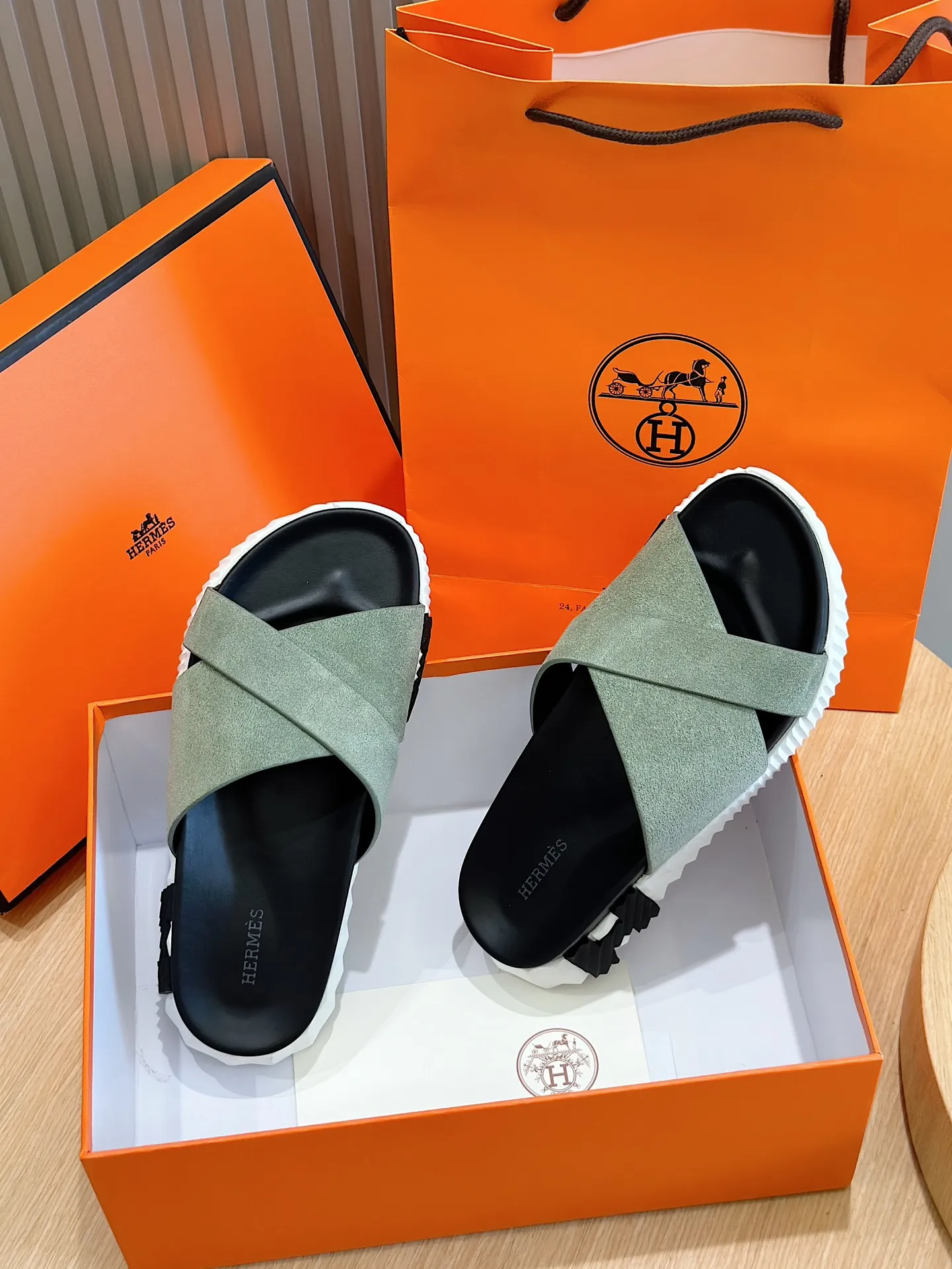 Factory price: 360💰Hermès [HERMÈS] Top Herme*H Home Hermès Men's Sandals and Slippers-Original Reproduction. Purchase the original version and make it one to one. The outsole is privately molded. The color of the outsole corresponding to each color is the same as the original version. Come to those who know the stuff 💪 The ultra-light soles are designed in contrasting colors, and they feel so comfortable on your feet! Calfskin, cowhide feet, private model outsole. Size: 39-44 (customized at 38.45)